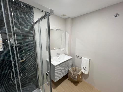 a bathroom with a sink and a glass shower at Apartment Arevalo 2B Parking Gratis in Lucena