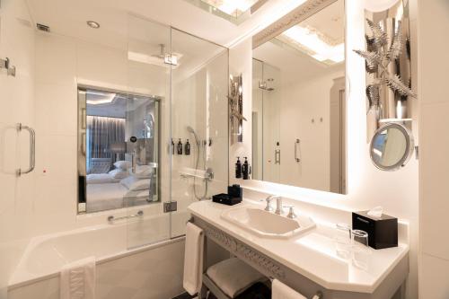 Bagno di Wyndham Grand Istanbul Kalamış Marina Hotel