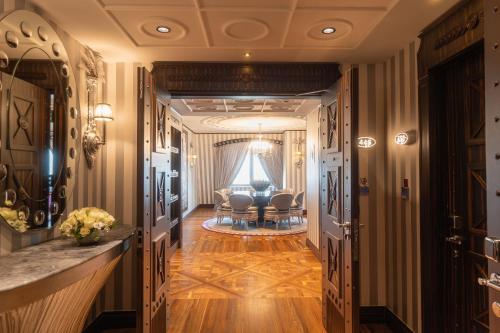 Area soggiorno di Wyndham Grand Istanbul Kalamış Marina Hotel