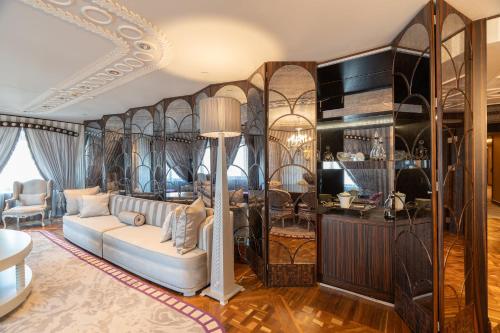 Area soggiorno di Wyndham Grand Istanbul Kalamış Marina Hotel