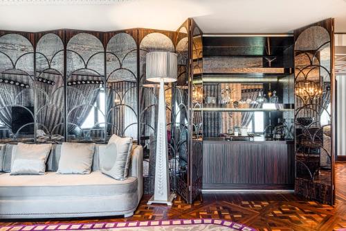 Area soggiorno di Wyndham Grand Istanbul Kalamış Marina Hotel