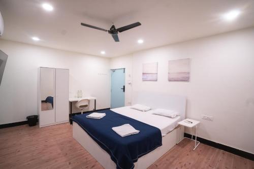 a bedroom with a bed and a ceiling fan at Slackpackr Hyderabad in Hyderabad