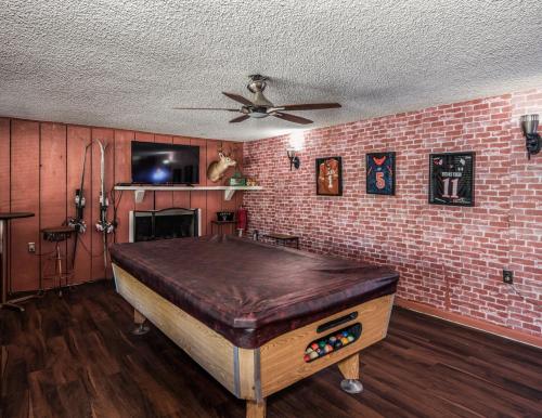 a room with a large bed with a ceiling fan at Casa Devine View in Ruidoso