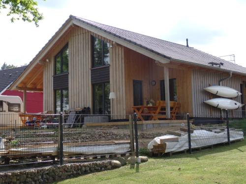ラインスベルクにあるFerienhaus Seeblickの正面にサーフボードがある家