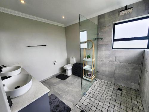 Un baño con ducha, lavabo e inodoro. en 59 Homestead Views, en St Francis Bay