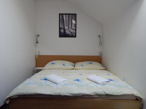 Ένα ή περισσότερα κρεβάτια σε δωμάτιο στο Penzion V Hájku