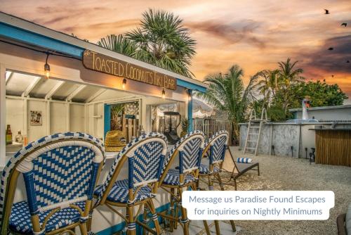 een groep stoelen buiten een gebouw bij The Toasted CoconutPoolBikesGrillChic! in Marathon