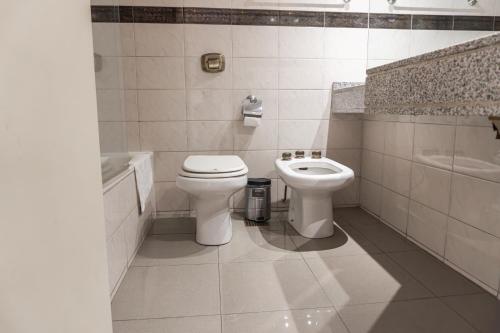 ein weißes Badezimmer mit Toilette und Waschbecken in der Unterkunft Departamento NYC 4 Premium - Edificio VILAUT by INMOVE Temporarios in Cordoba