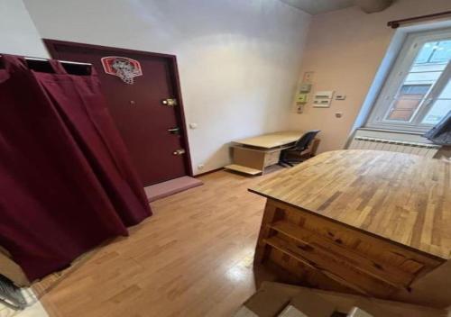 une pièce avec un bureau, une porte et une table dans l'établissement Appartement au centre de Tarare, à Tarare