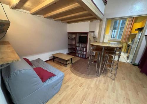 un salon avec un canapé et une table dans l'établissement Appartement au centre de Tarare, à Tarare