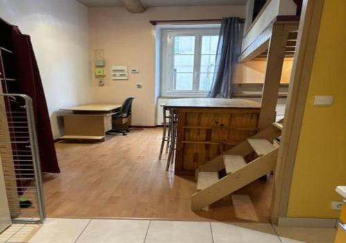 Cette chambre dispose d'un escalier et d'un bureau. dans l'établissement Appartement au centre de Tarare, à Tarare