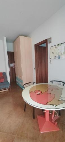a room with a table and chairs in a room at Bed & Breakfast Viadelgolf41 in Carimate
