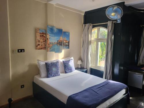 Ένα ή περισσότερα κρεβάτια σε δωμάτιο στο Hacienda Ouaga