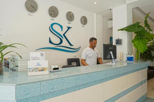 a man is standing at a counter in a store at Hotel Shakey in Santo Domingo