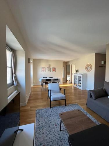 un salon avec un canapé et une table dans l'établissement Vue Rhône & Sérénité, à Arles