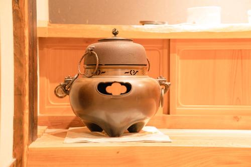 a tea pot sitting on top of a table at 都電屋 TodenHotel in Tokyo