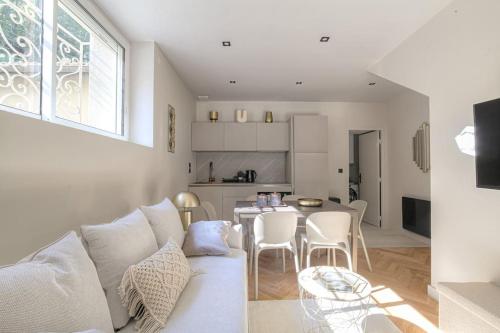 un salon avec un canapé blanc et une table dans l'établissement Joli appartement T2, bien équipé, Saint-Didier, à Saint-Didier-au-Mont-dʼOr