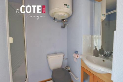une salle de bain avec toilettes et lavabo dans l'établissement Le Madura, à Sausset-les-Pins