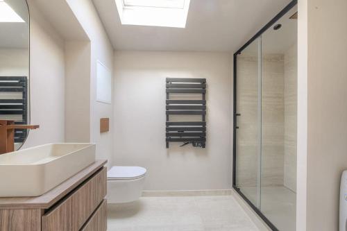 a bathroom with a sink and a toilet and a shower at Appartement T3 dans résidence calme, Saint-Didier in Saint-Didier-au-Mont-dʼOr