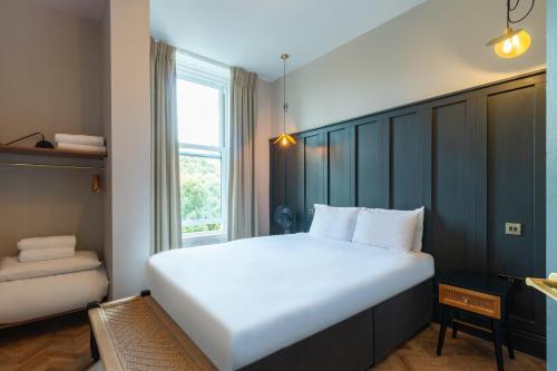 Giường trong phòng chung tại Hy Lytham St Anne's