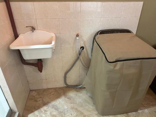 SMiguel, 1P Grande dpto, 4 camas, wifi, lavadora terraza في ليما: حمام صغير مع حوض وسلة مهملات