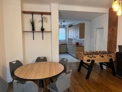 - un salon avec une table et un échiquier dans l'établissement Paris-18, à Paris