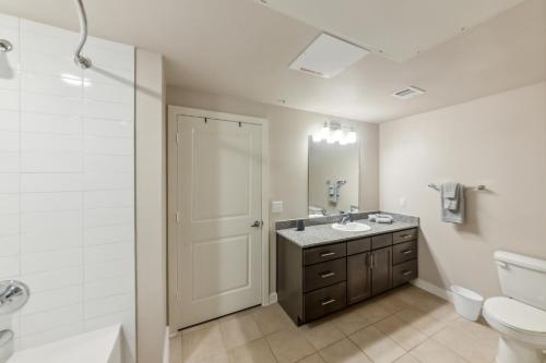 休斯顿Cullen 6103 I New Construction 1bd Apt I Gated的带水槽、马桶和淋浴的浴室