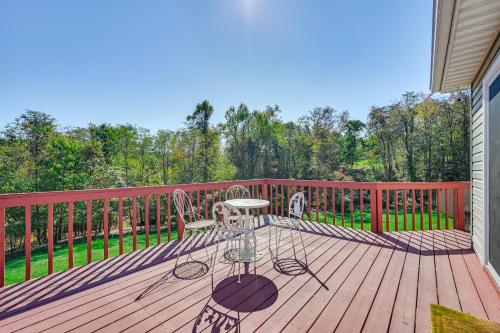 Μπαλκόνι ή βεράντα στο Private Deck Berkeley Springs Getaway!