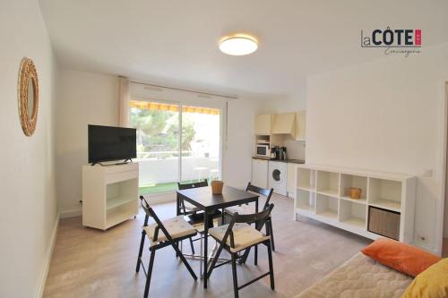 un salon avec une table et des chaises de salle à manger dans l'établissement Le Corvette 3, à Carry-le-Rouet