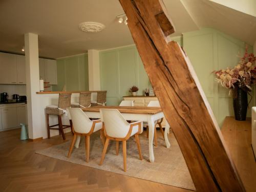 Кухня или мини-кухня в Familienwohnung im Herzen von Bern mit Pool und Sauna
