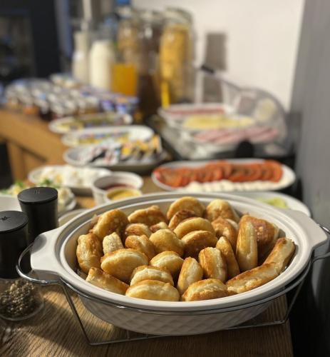 Una mesa con un plato de comida sobre una mesa. en Kamienica 22 Old Town, en Gdansk