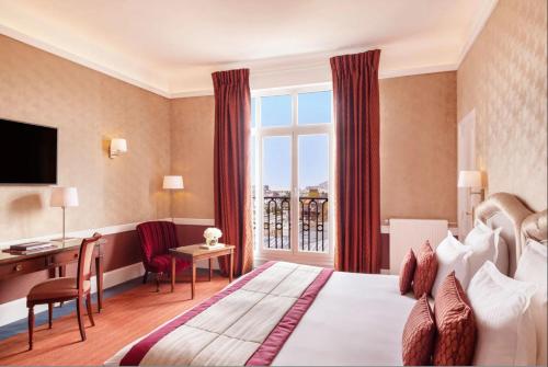 Кровать или кровати в номере Hôtel Barrière Le Royal Deauville