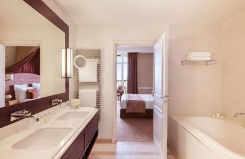Ένα μπάνιο στο Hôtel Barrière Le Royal Deauville