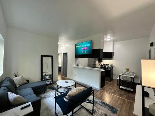 Μια τηλεόραση ή/και κέντρο ψυχαγωγίας στο Affordable Stay Near Proctors A5
