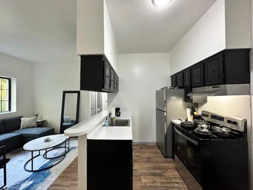 Η κουζίνα ή μικρή κουζίνα στο Affordable Stay Near Proctors A5