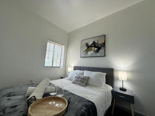 Ένα ή περισσότερα κρεβάτια σε δωμάτιο στο Affordable Stay Near Proctors A5