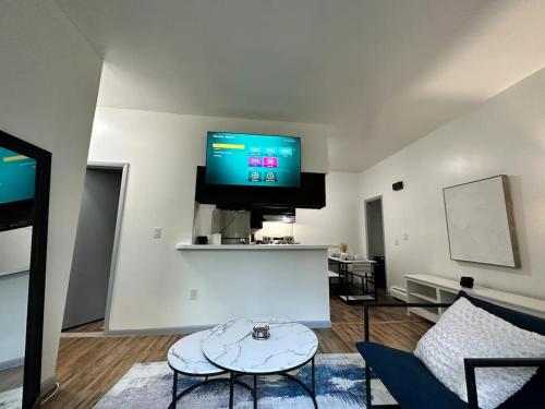 Μια τηλεόραση ή/και κέντρο ψυχαγωγίας στο Affordable Stay Near Proctors A5