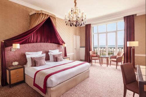 Ένα ή περισσότερα κρεβάτια σε δωμάτιο στο Hôtel Barrière Le Royal Deauville