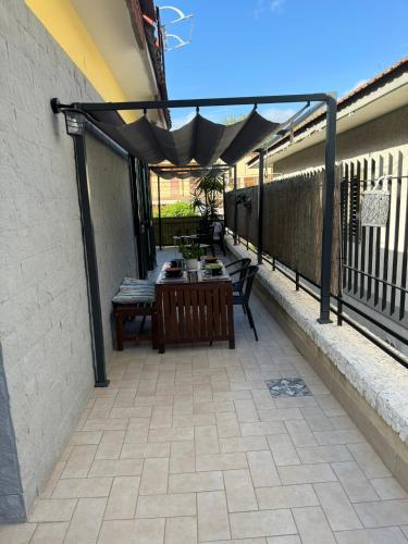 Balkoni atau teres di Red Bridges House Maria