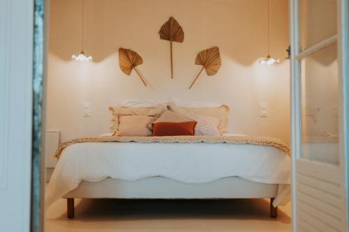 - une chambre avec un lit avec des parasols sur le mur dans l'établissement Lou Baïto - Logement de Charme vue Luberon, à La Tour-dʼAigues