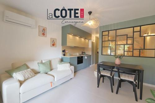 un salon avec un canapé blanc et une table dans l'établissement Le Chabada, à Carry-le-Rouet