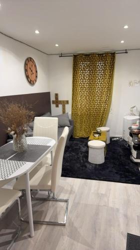 un salon avec une table et un canapé dans l'établissement logement jacuzzi très silencieux, à Deuil-la-Barre