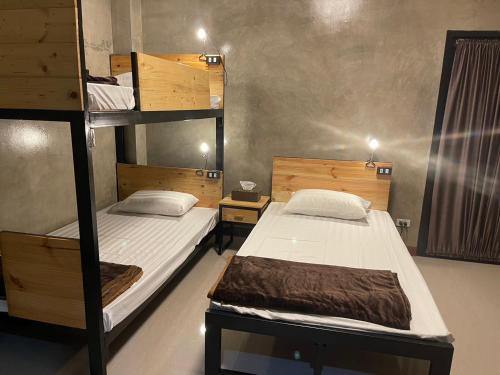 two bunk beds in a room withthritisthritisthritisthritisthritisthritisthritisthritisthritis at Yaowarate Sport Club and Resort ไร่เยาวเรศ in Ban Mae Ho Phra