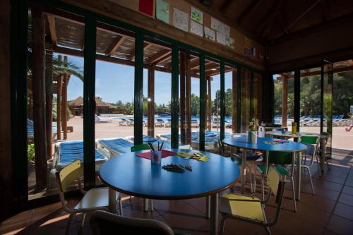 Бассейн в Camping Estival Torre de la Mora или поблизости