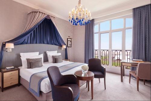 Ένα ή περισσότερα κρεβάτια σε δωμάτιο στο Hôtel Barrière Le Royal Deauville