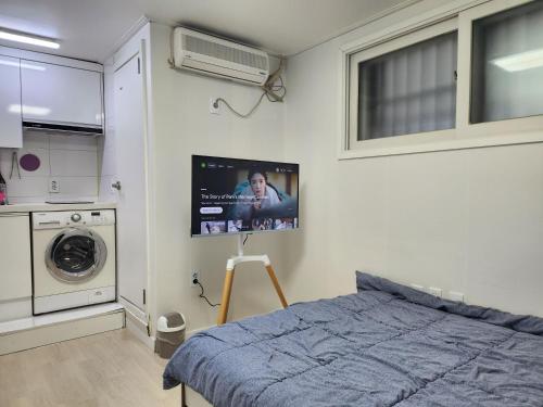 Ένα ή περισσότερα κρεβάτια σε δωμάτιο στο NS Nakseongdae Station is a two-minute walk away from my home