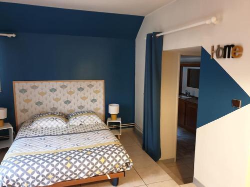 Postel nebo postele na pokoji v ubytování Appartement duplex avec terrasse en coeur de ville