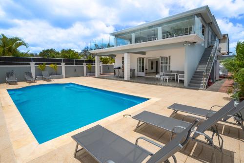 Villa Tropicale, 5 bed, private pool, 5 min beach