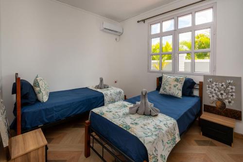Postel nebo postele na pokoji v ubytování Villa Tropicale, 5 bed, private pool, 5 min beach