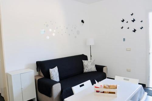 a living room with a couch and a table at Almas apartments in Lizzano
